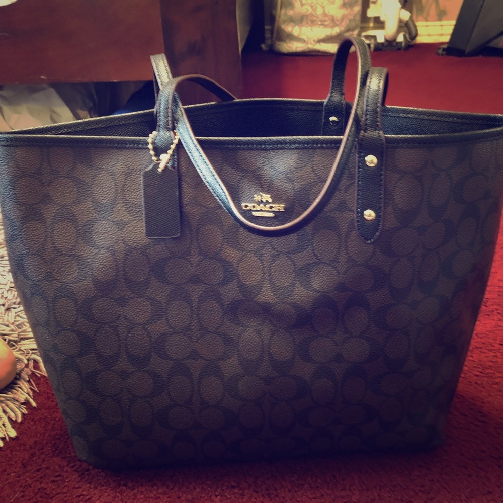 Reversible coach bag